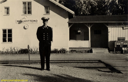 Stationskarl Helge Eklund framför stationshuset i Mullhyttemo någon gång mellan 1947 och 1953. - klicka för att förstora Stationskarl Helge Eklund framför stationshuset i Mullhyttemo någon gång mellan 1947 och 1953. - klicka för att förstora
