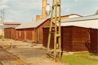 Dressinbod, manskapsbod och redskapsbod (hus 12-15) i Fjugesta i augusti 1969. - klicka för att förstora