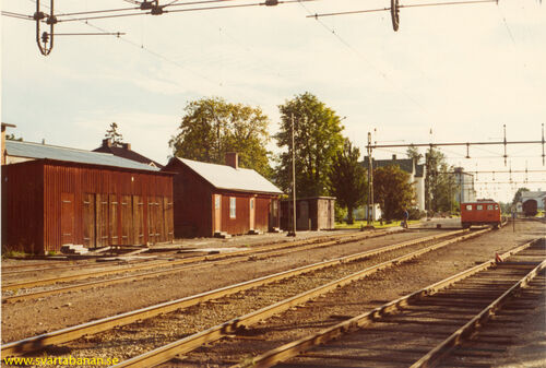 Redskapsbod, manskapsbod och dressinbod (hus 12-15) i Fjugesta i augusti 1969. - klicka för att förstora Redskapsbod, manskapsbod och dressinbod (hus 12-15) i Fjugesta i augusti 1969. - klicka för att förstora