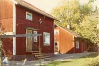Fjugesta banmästarbostad och uthus i augusti 1969. Örebro bandistrikt