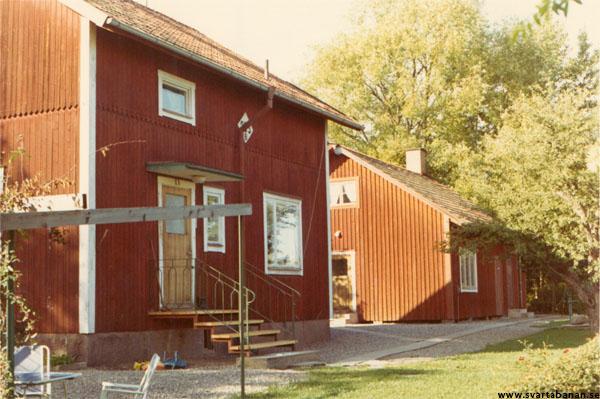 Fjugesta banmästarbostad och uthus i augusti 1969. - klicka för att stänga rutan