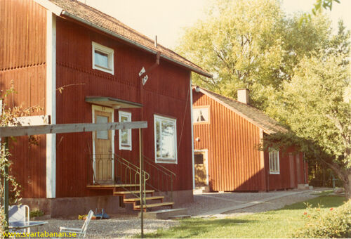 Fjugesta banmästarbostad och uthus i augusti 1969. - klicka för att förstora