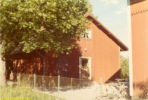 Fjugesta banmästarbostads uthus i augusti 1969. - klicka för att förstora